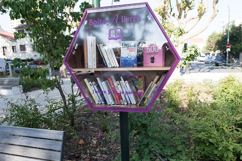 Inauguration d'une splendide boîte à livres dans le hall de la